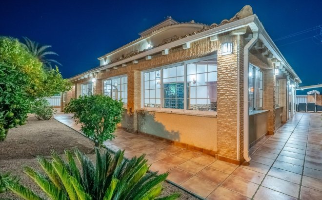 Resale - Villa -
Torrevieja - El Chaparral