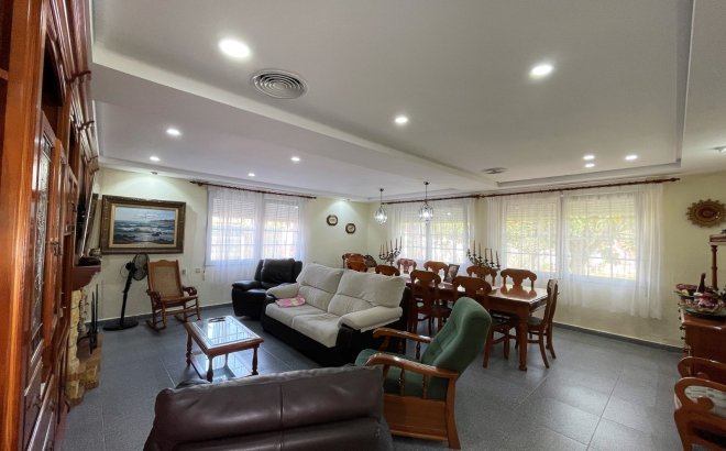 Resale - Villa -
Orihuela Costa - Costa Blanca