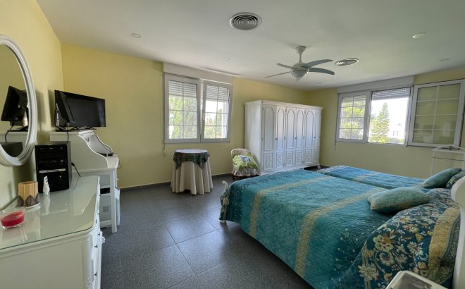 Resale - Villa -
Orihuela Costa - Costa Blanca