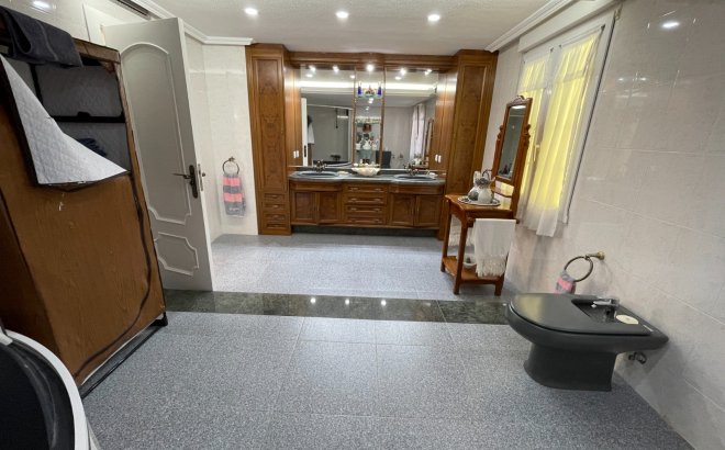 Resale - Villa -
Orihuela Costa - Costa Blanca