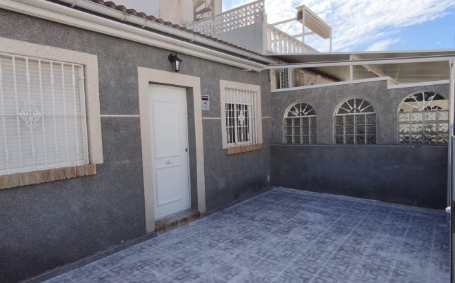 Resale - Bungalow -
Torrevieja - La Siesta - El Salado - Torreta