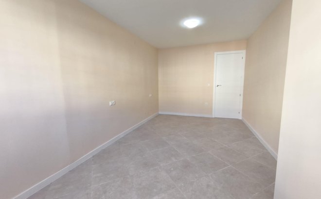 Resale - Bungalow -
Torrevieja - La Siesta - El Salado - Torreta