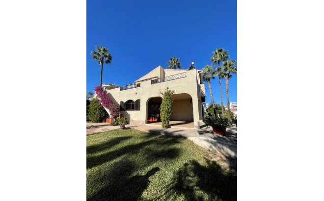 Resale - Villa -
Villamartin - Costa Blanca