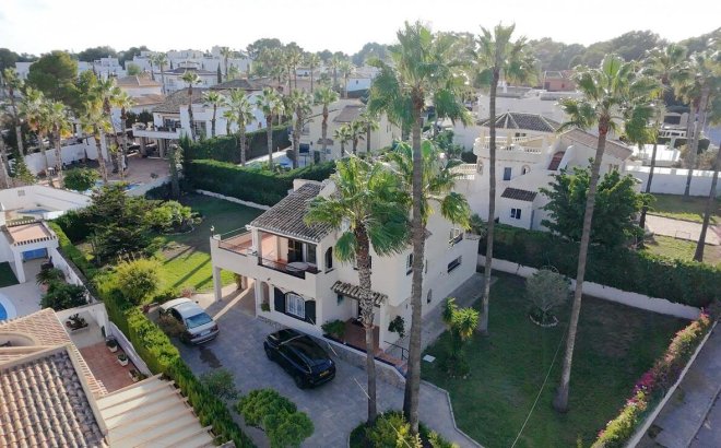 Resale - Villa -
Villamartin - Costa Blanca