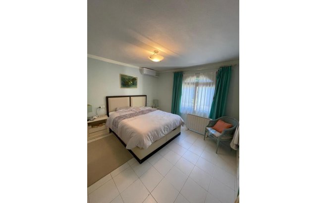 Resale - Villa -
Villamartin - Costa Blanca