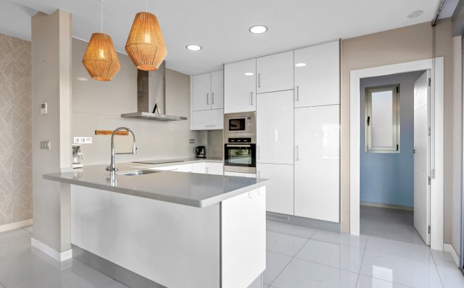 Resale - Villa -
Villamartin - Costa Blanca