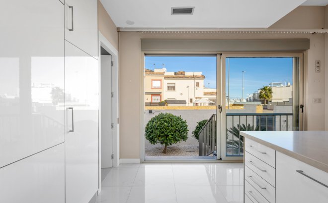 Resale - Villa -
Villamartin - Costa Blanca