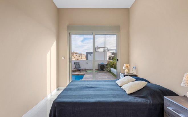 Resale - Villa -
Villamartin - Costa Blanca