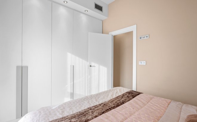 Resale - Villa -
Villamartin - Costa Blanca