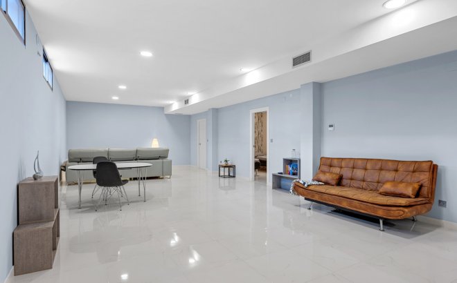 Resale - Villa -
Villamartin - Costa Blanca