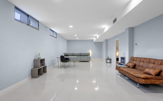 Resale - Villa -
Villamartin - Costa Blanca