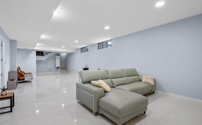 Resale - Villa -
Villamartin - Costa Blanca