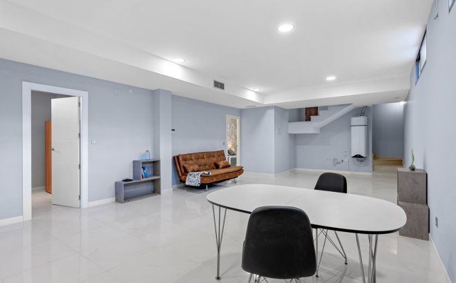 Resale - Villa -
Villamartin - Costa Blanca