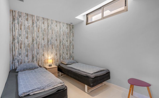 Resale - Villa -
Villamartin - Costa Blanca