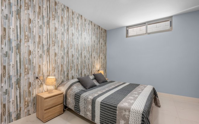 Resale - Villa -
Villamartin - Costa Blanca