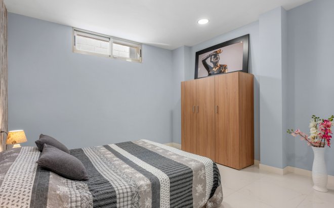 Resale - Villa -
Villamartin - Costa Blanca