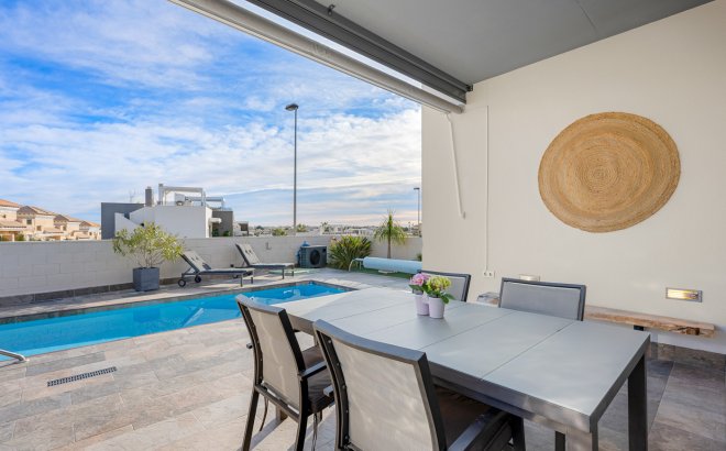 Resale - Villa -
Villamartin - Costa Blanca