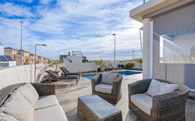 Resale - Villa -
Villamartin - Costa Blanca