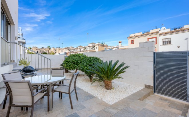 Resale - Villa -
Villamartin - Costa Blanca