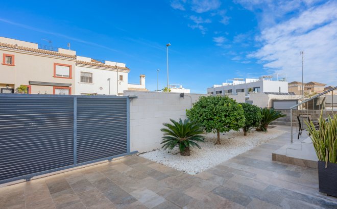 Resale - Villa -
Villamartin - Costa Blanca