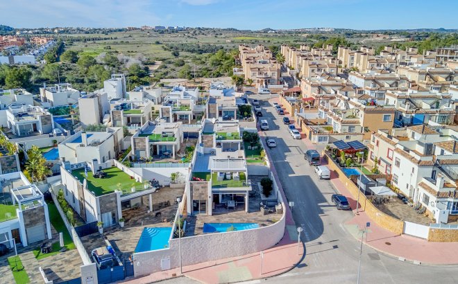 Resale - Villa -
Villamartin - Costa Blanca