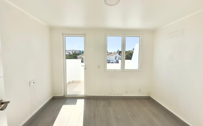 Resale - Town House -
Torrevieja - La Mata