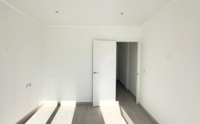 Resale - Town House -
Torrevieja - La Mata