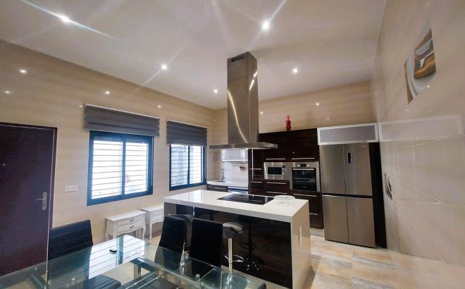 Resale - Villa -
Pilar de la Horadada - Costa Blanca