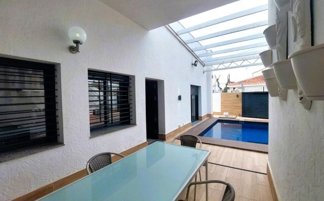 Resale - Villa -
Pilar de la Horadada - Costa Blanca