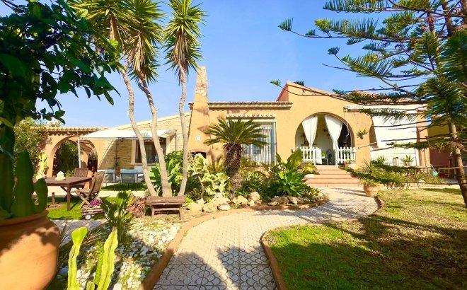 Resale - Villa -
Torrevieja - Torreblanca