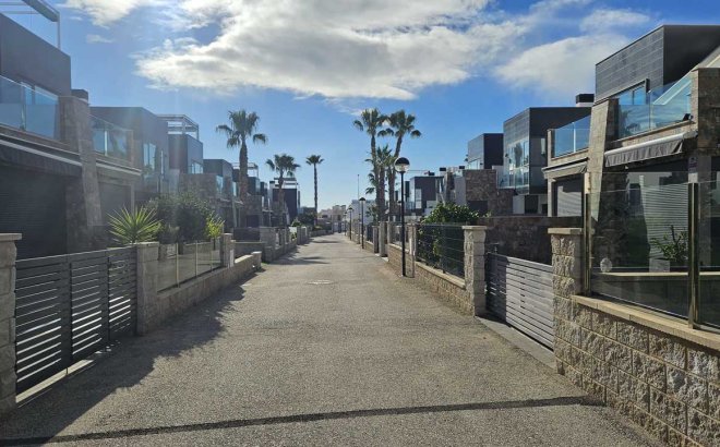 Resale - Villa -
Orihuela Costa - Costa Blanca