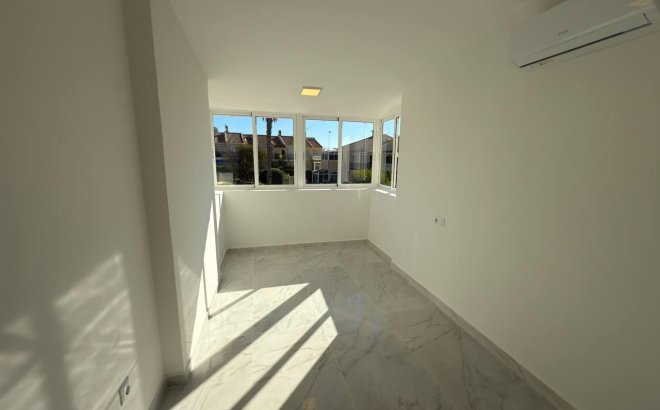 Resale - Town House -
Torrevieja - Aguas Nuevas