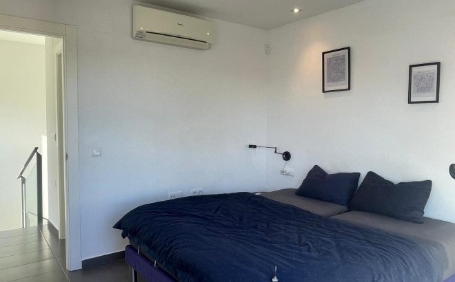 Resale - Villa -
Villamartin - Costa Blanca