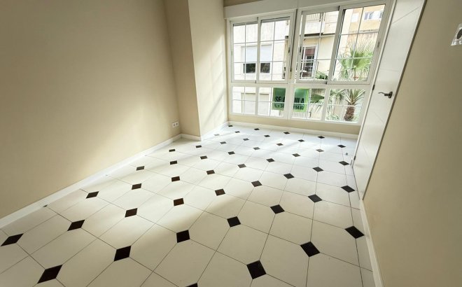 Resale - Apartment -
Torrevieja - Centro