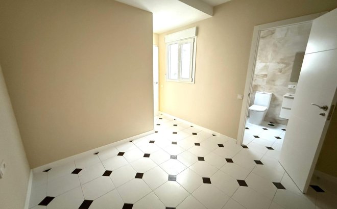 Resale - Apartment -
Torrevieja - Centro