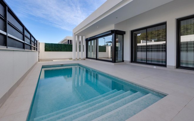 Resale - Villa -
Pinar de Campoverde - Inland