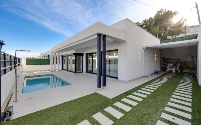 Resale - Villa -
Pinar de Campoverde - Inland