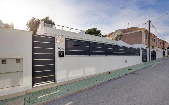 Resale - Villa -
Pinar de Campoverde - Inland