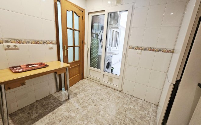 Herverkoop - Appartement -
Torrevieja - Estacion De Autobuses