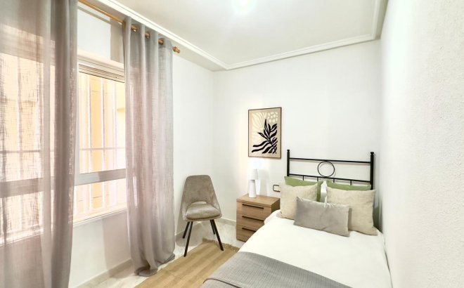 Herverkoop - Appartement -
Torrevieja - Playa del Cura