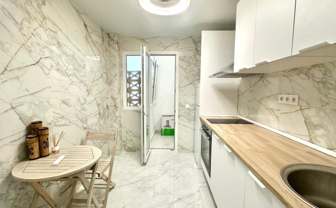 Herverkoop - Appartement -
Torrevieja - Playa del Cura