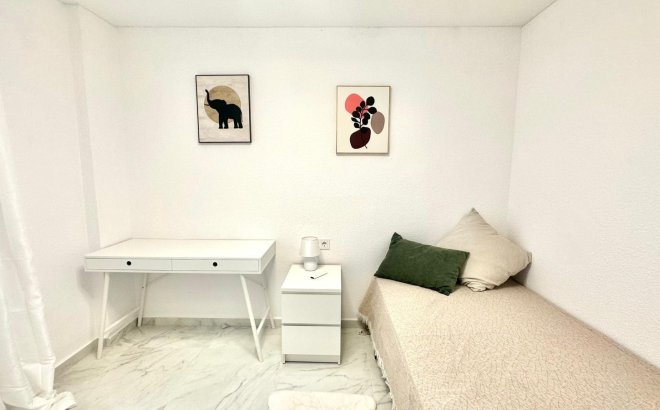 Herverkoop - Appartement -
Torrevieja - Playa del Cura