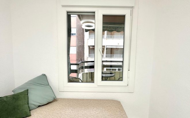 Herverkoop - Appartement -
Torrevieja - Playa del Cura