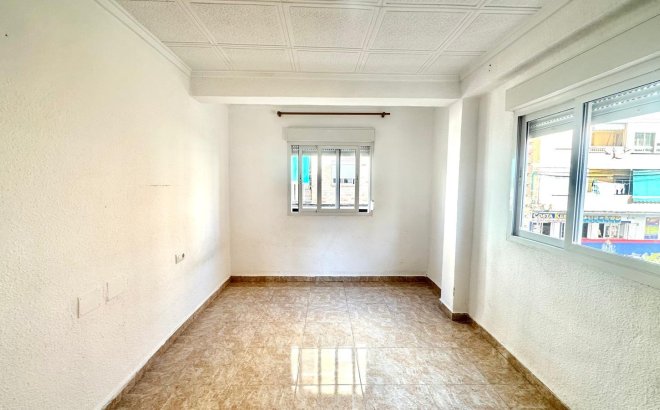 Herverkoop - Appartement -
Torrevieja - Estacion De Autobuses