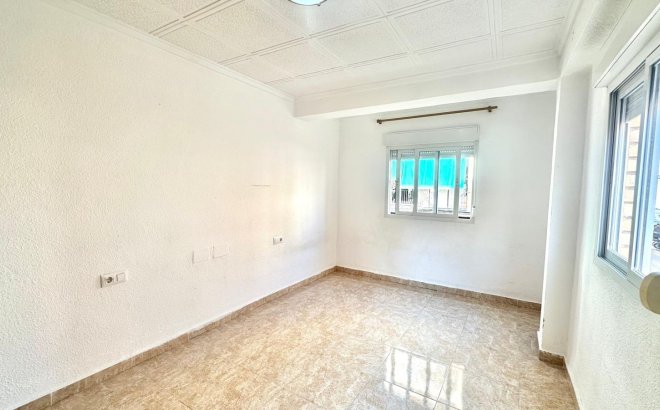 Herverkoop - Appartement -
Torrevieja - Estacion De Autobuses