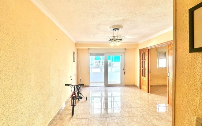 Herverkoop - Appartement -
Torrevieja - Estacion De Autobuses