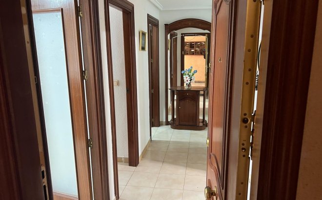 Herverkoop - Appartement -
Torrevieja - Playa del Cura