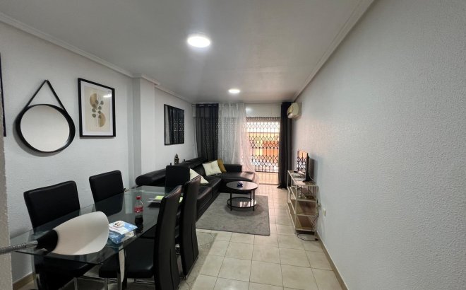 Herverkoop - Appartement -
Torrevieja - Playa del Cura