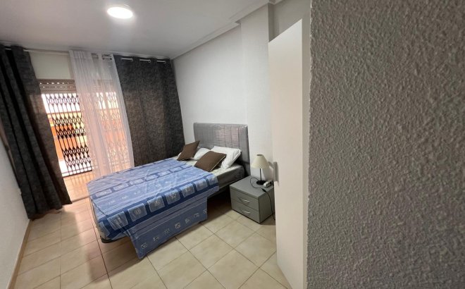Herverkoop - Appartement -
Torrevieja - Playa del Cura