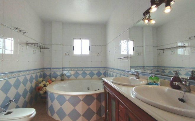 Resale - Villa -
Torrevieja - La Siesta - El Salado - Torreta